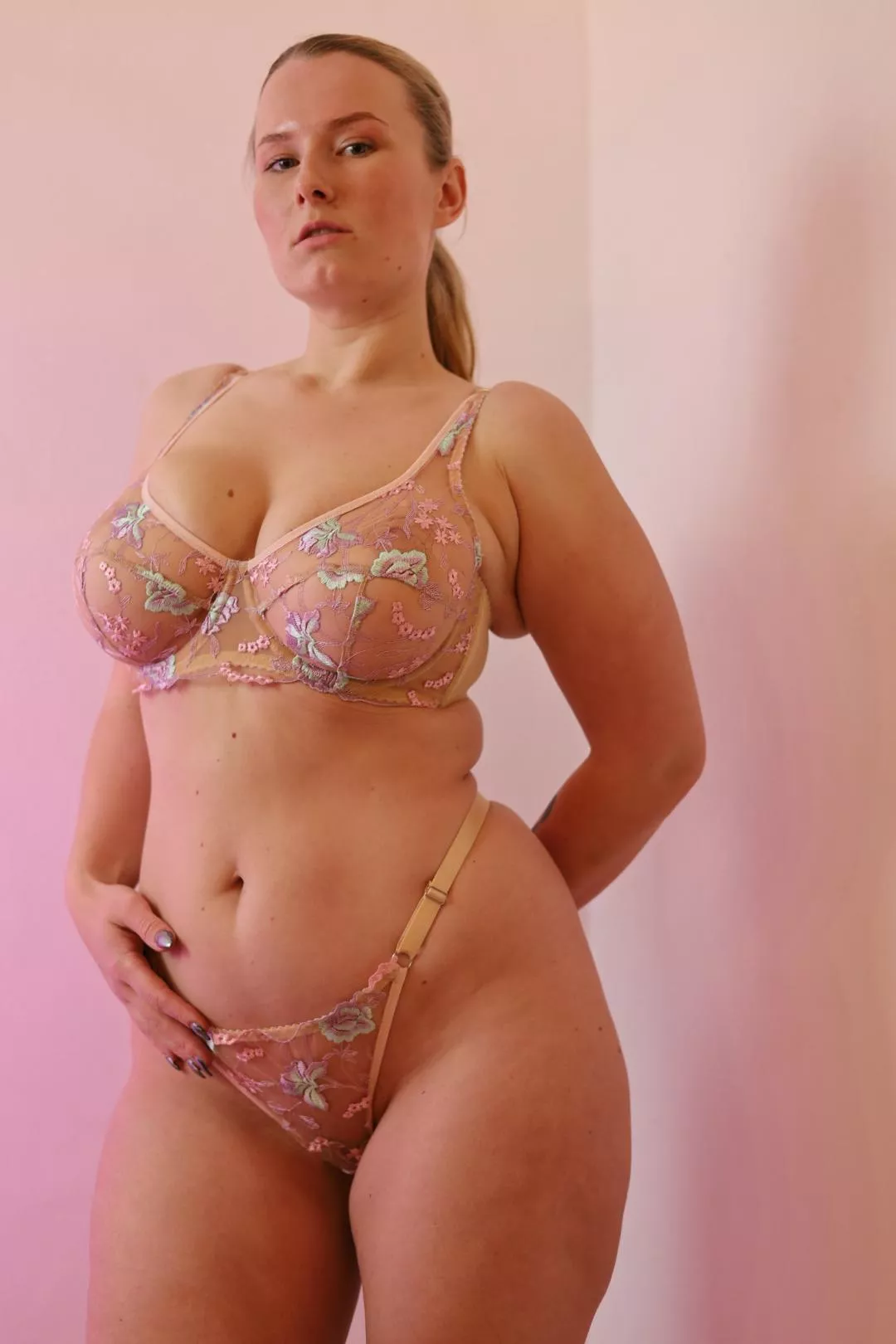 This juicy curvy body wants affection posted by PolinkaPo