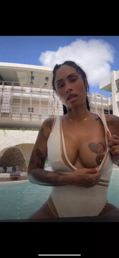 Who has her friend 👀👀👀 by Bright-Caterpillar10