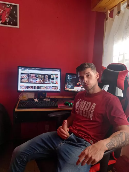 Any partner who wants to jerk off watching porn? We see what happens next by mastantuonismo