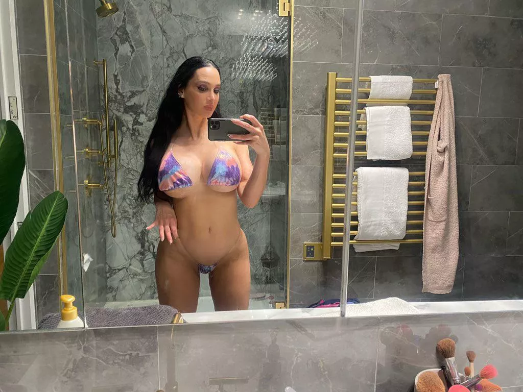 Bikini babe posted by GhostGoSavage