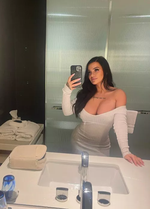 Eyes on me, baby. Always on me! by botbot94