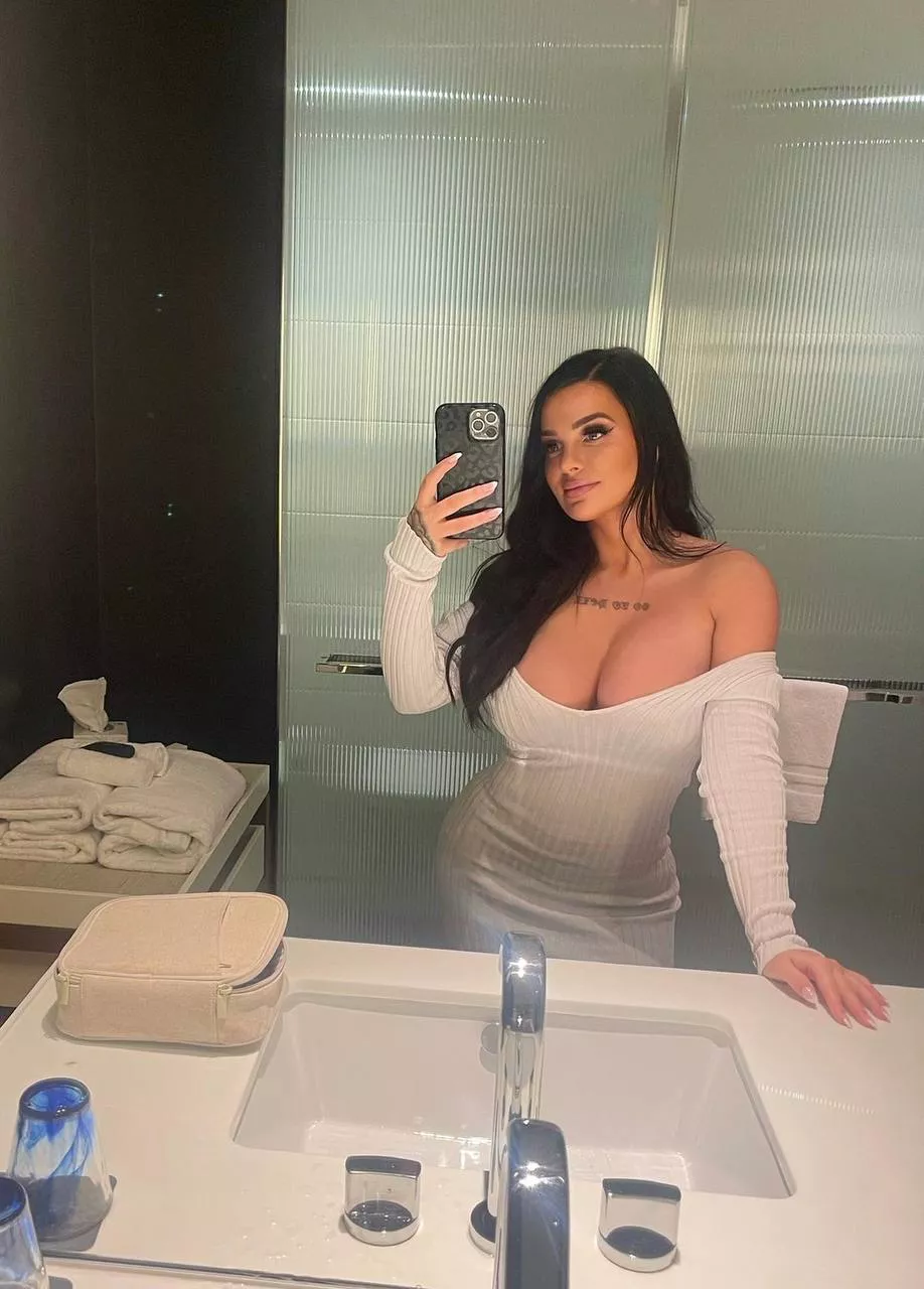 Eyes on me, baby. Always on me! posted by botbot94