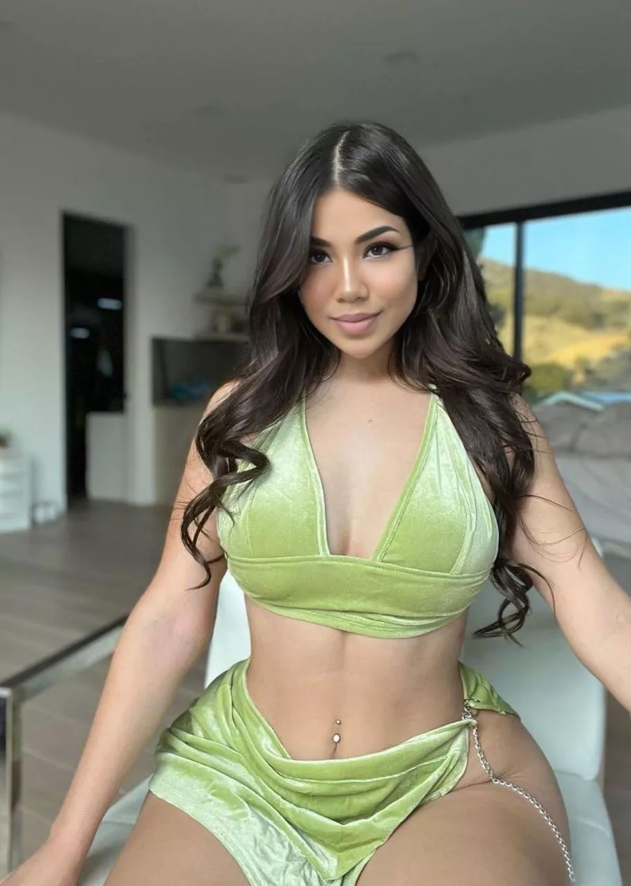 Green makes me look classy  posted by sofiachilli