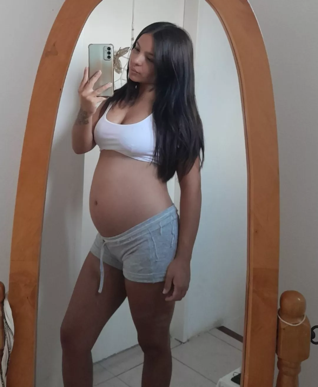 Hello!  I'm new, small body, 32 weeks pregnant, how does it look? posted by LatorreMelina