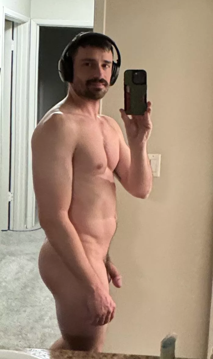 One grainy little nude couldn’t hurt, right? posted by yahtzeeXwalk