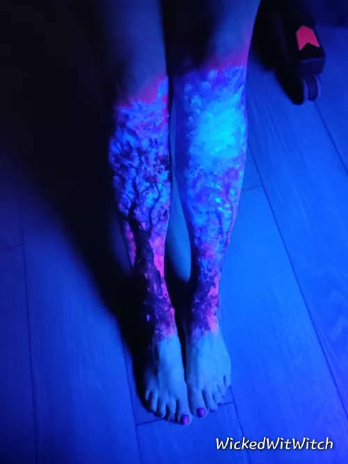 Wicked blacklight body painting by WickedWitWitch