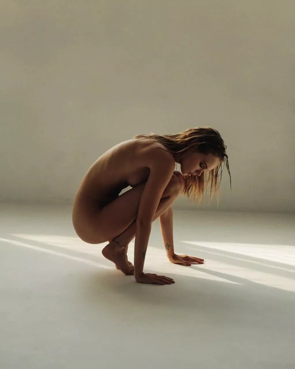 Anastasiya Scheglova crouching nude posted by MotorScan