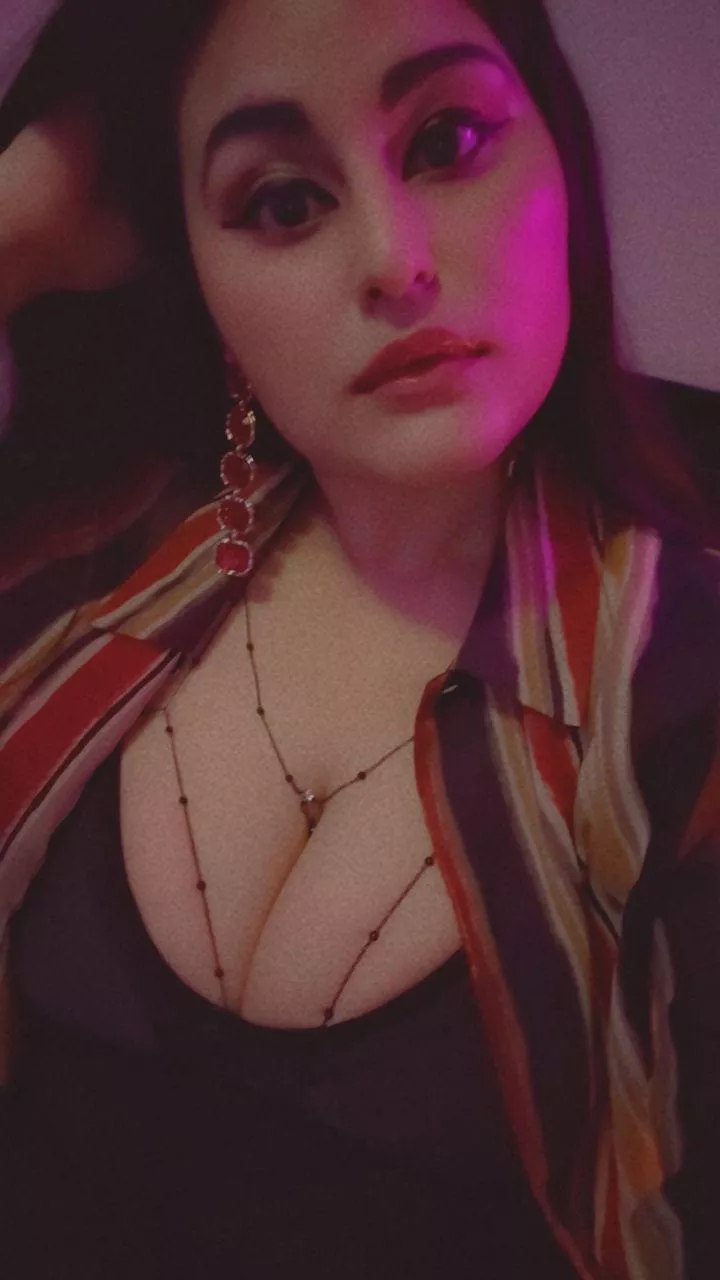 Come say hi 😉✨️ posted by dii10