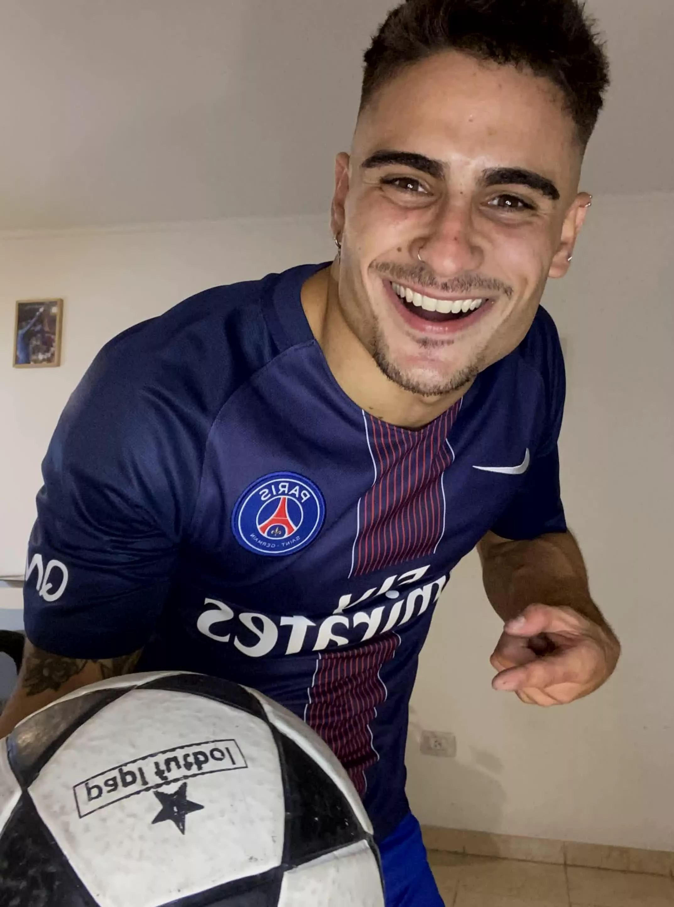 Hi guys, someone wanna play soccer with me? posted by OliverKinggxoxo