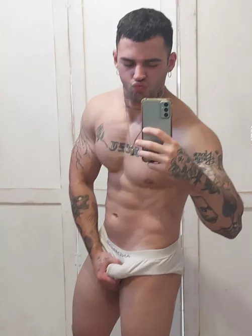 I'm looking for a bro I can send nudes to. Wanna be my bro? by itscicciasanti