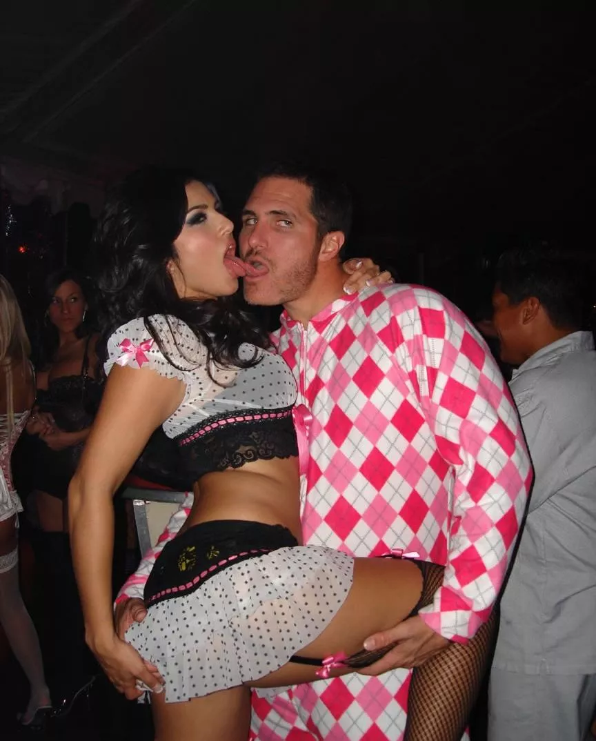 Just one pic. posted by nanga_badan