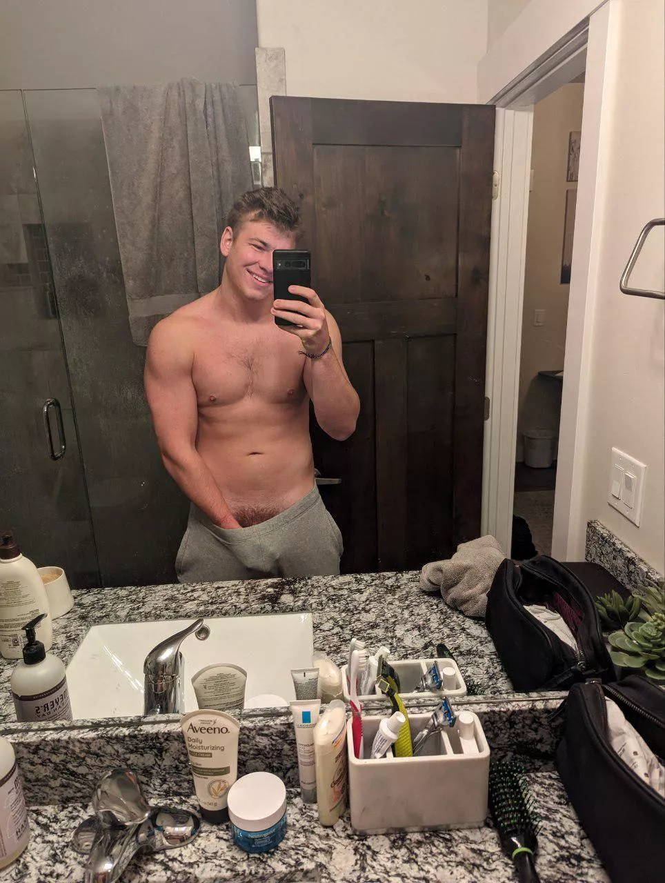 Post gym posing 😅 posted by sn0wmvn