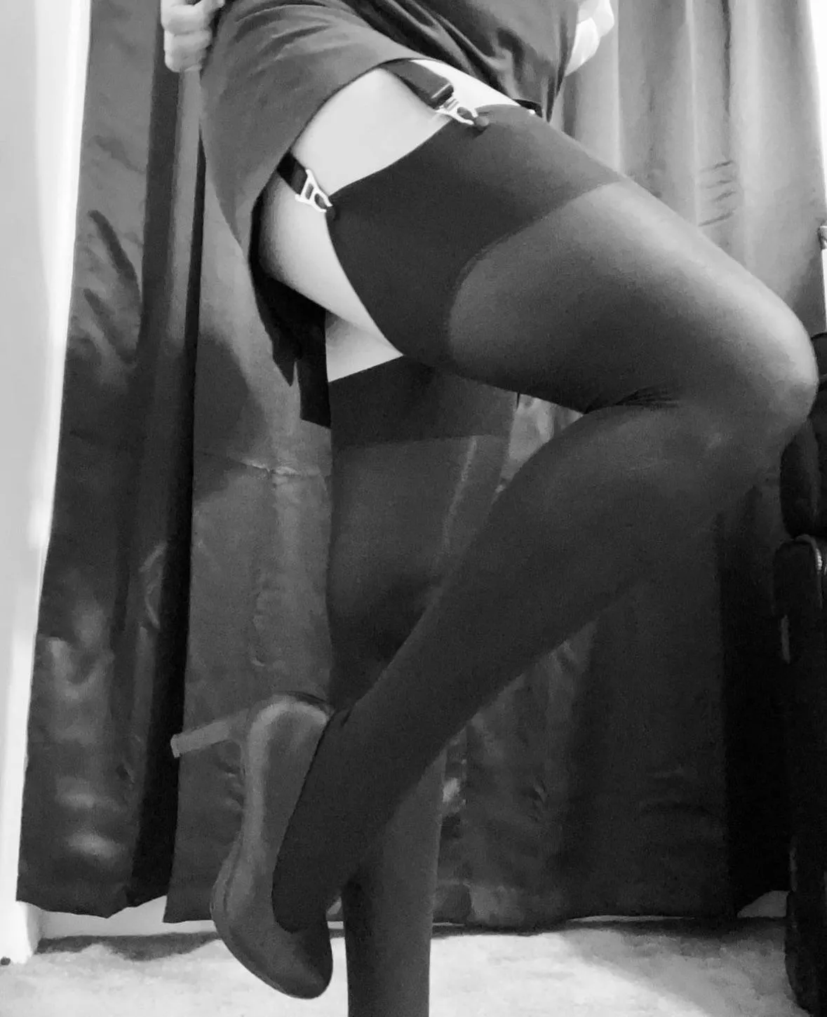 Under the skirt posted by IkarusAndTheSun