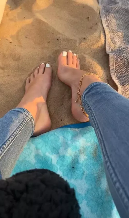 would you suck my toes🥰 by GoddessBellexox
