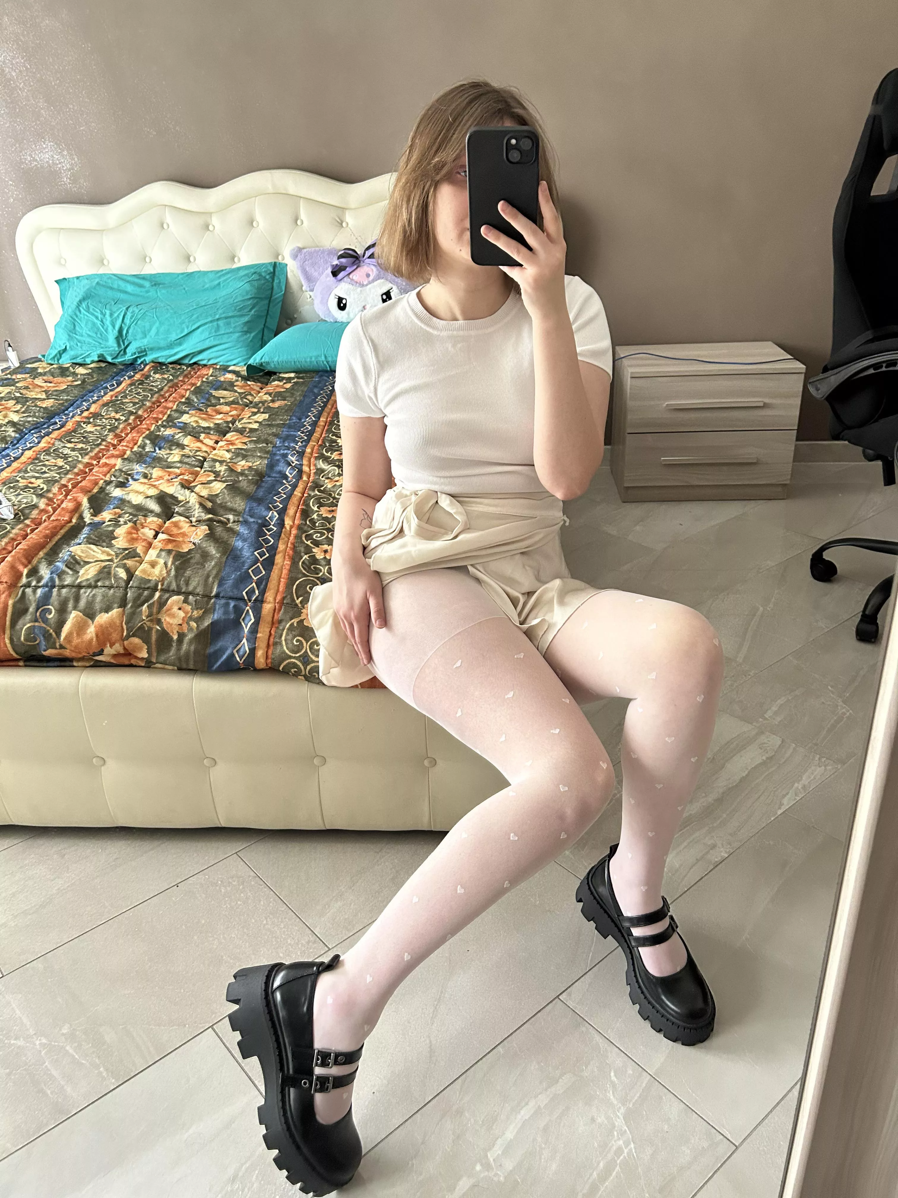 you just saw my nylons and start salivating like a pavlov’s dog posted by goddessRoselyn