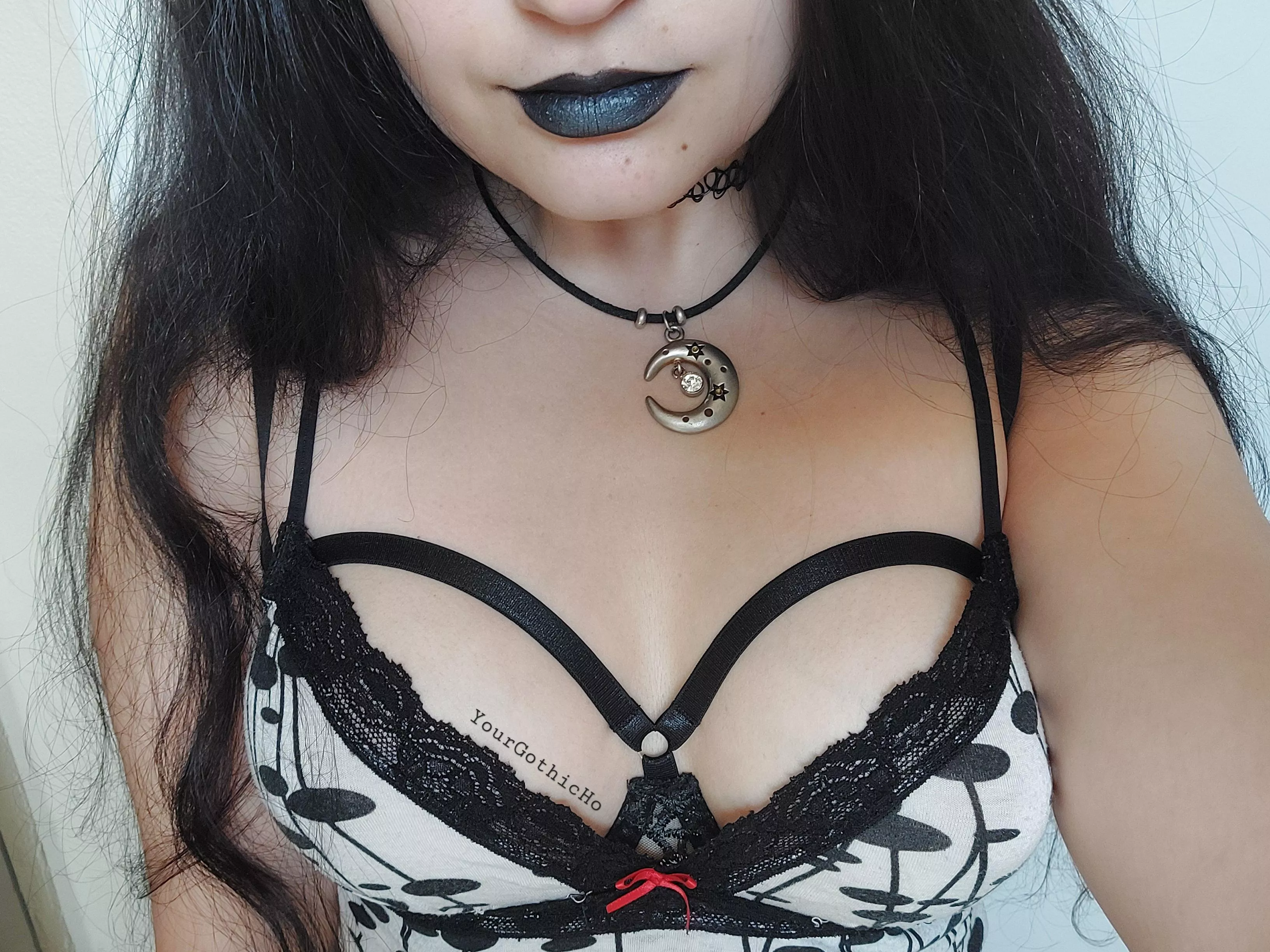 You'll be covered in my lipstick when I'm done with you ;) posted by YourGothicHo