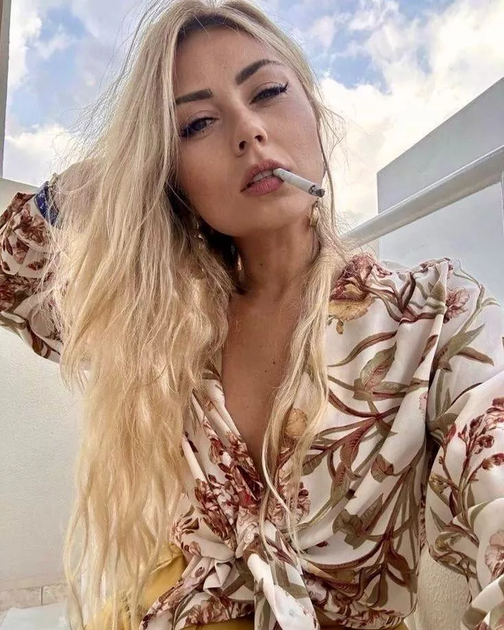 Blonde dangle posted by darkpoetries