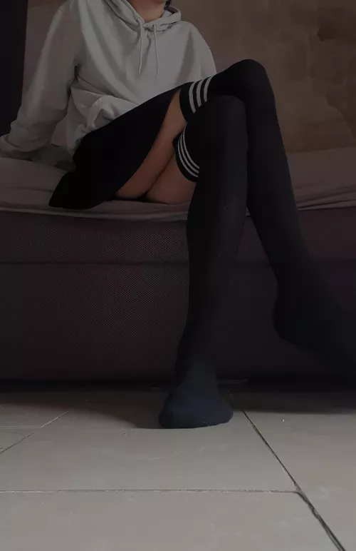 Crossed legs :3 by FemboyyyMax