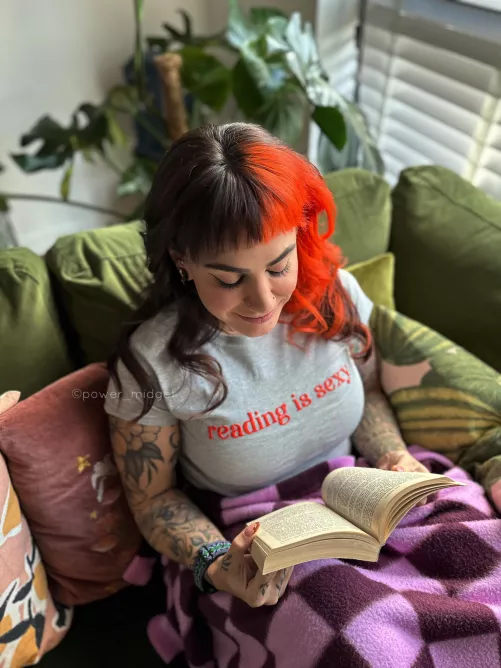 Do you like a girl that reads? (Its the hobbit for those wondering) 😇 by power_midget