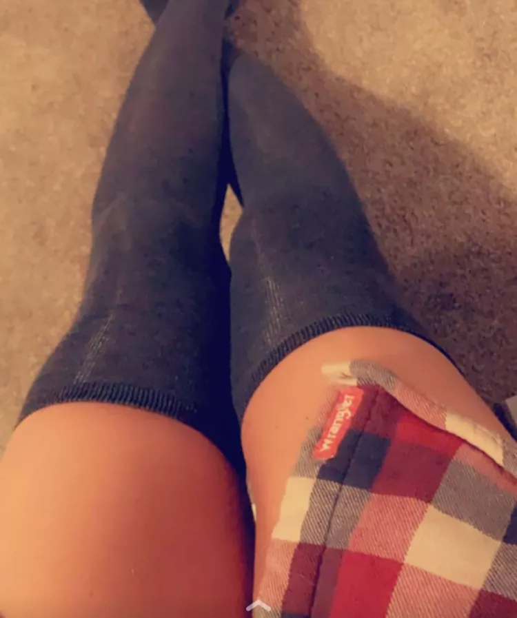 I love walking around with an over sized sweater and tights 🥰 posted by _KlassyKassie