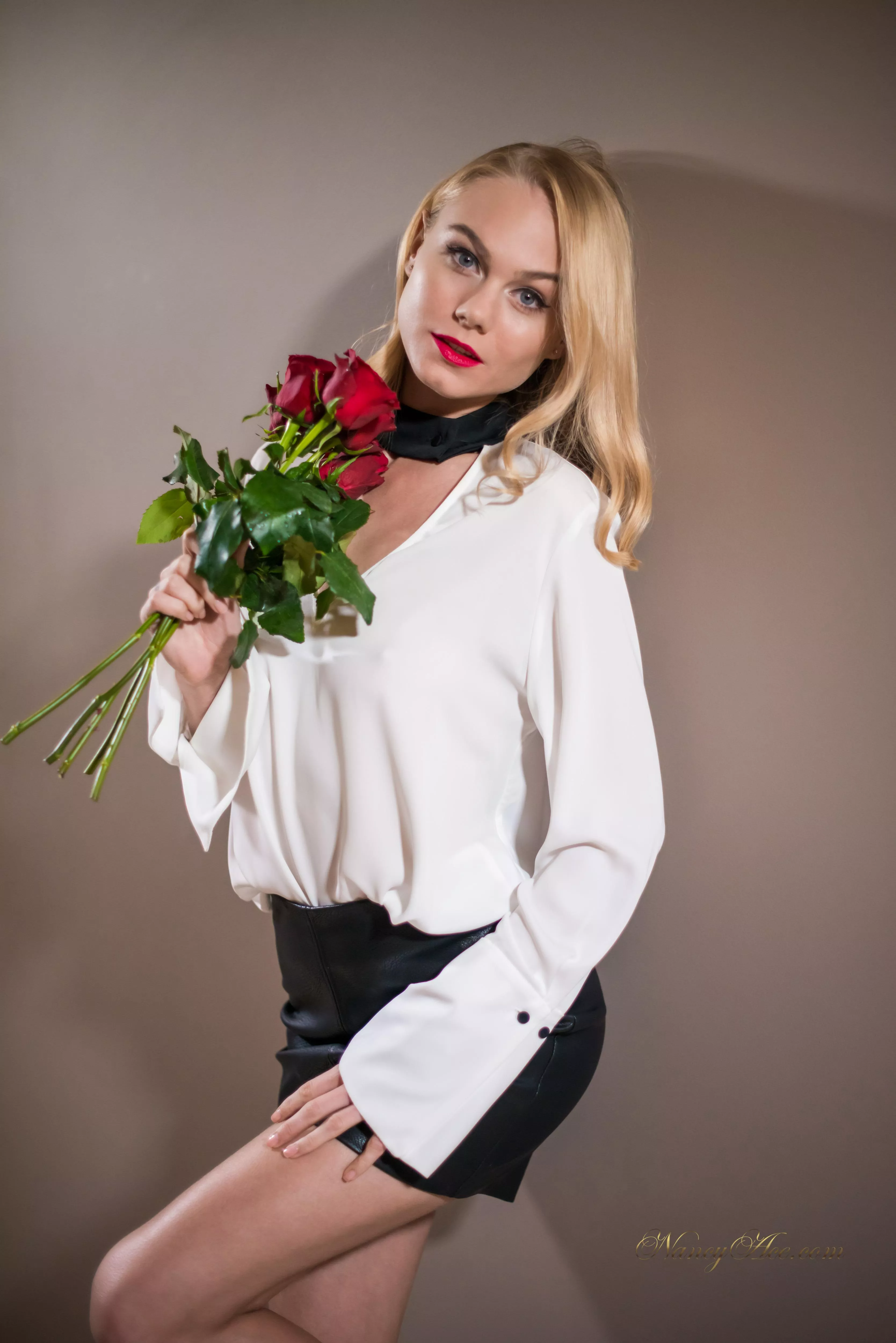 My perfect phone lock screen wallpaper of the Queen [3337x5000] posted by moveitbabyshakeit