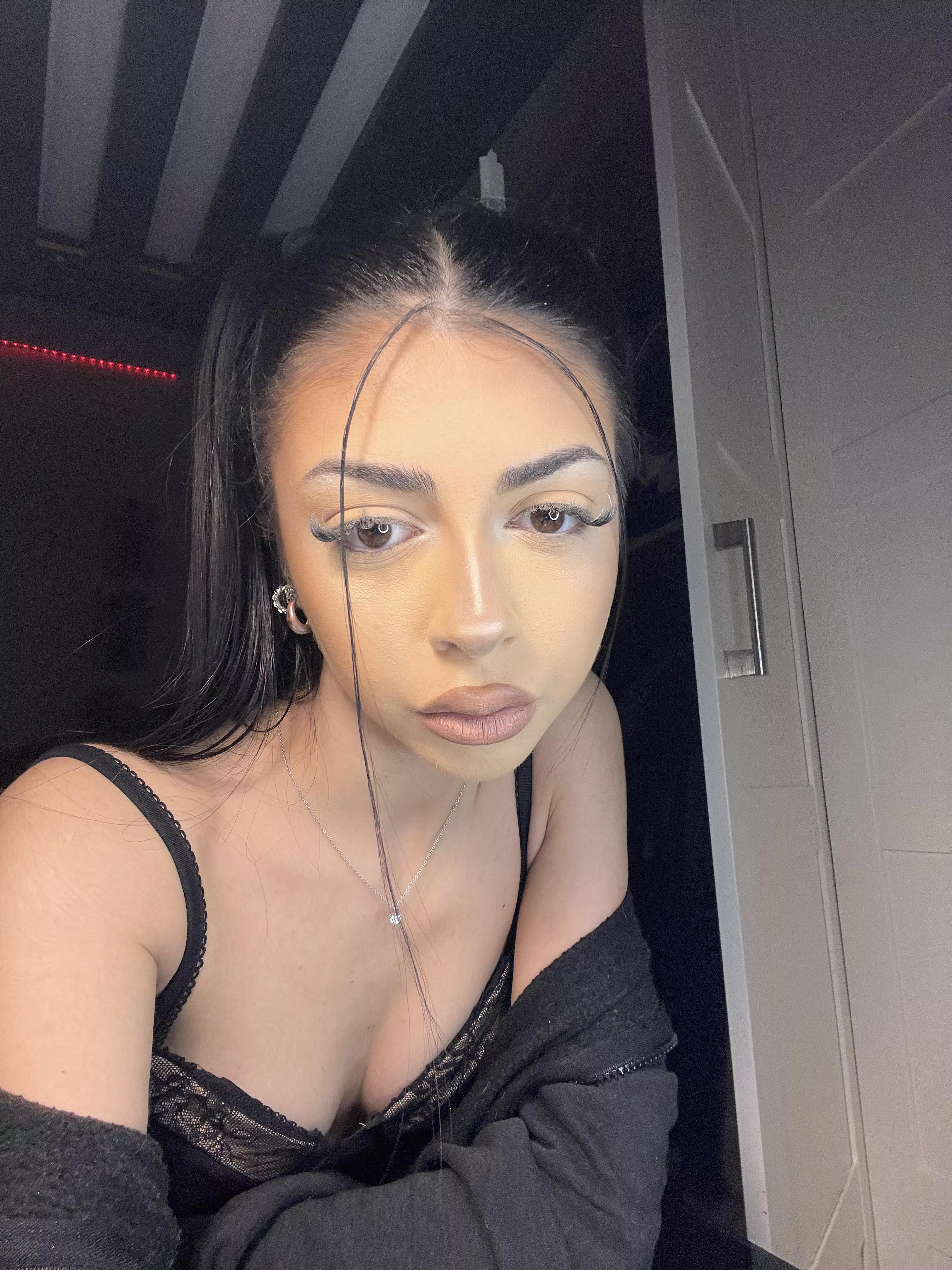 So here comes my brunette face! My dark eyes can pierce souls, I can tell you! :))) posted by senosagatyp