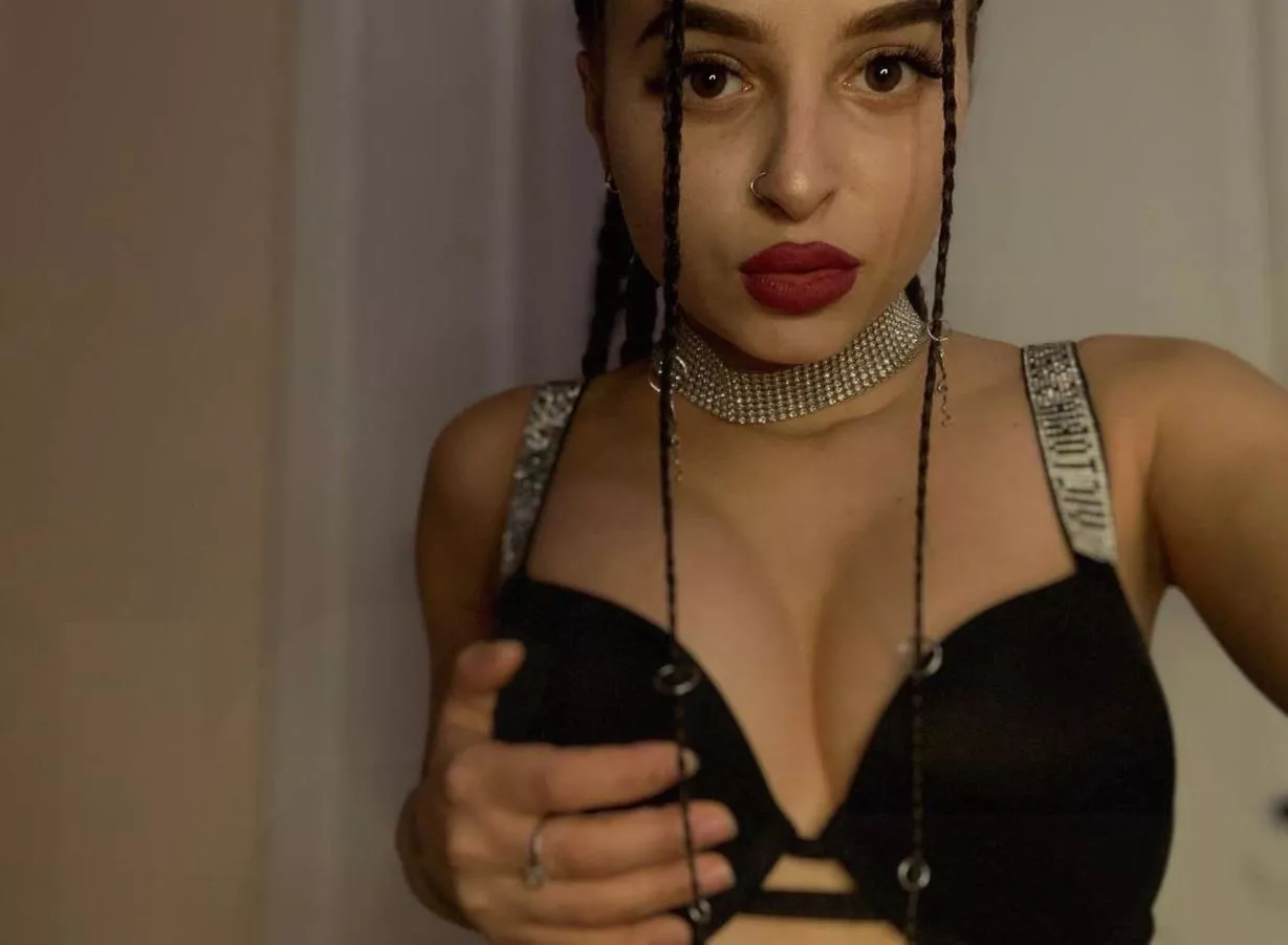 Would you use your teeth to take my panties off? posted by queljo