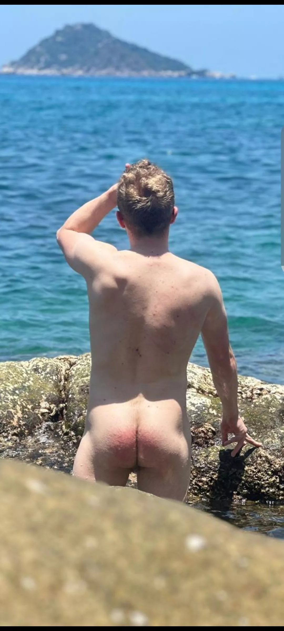 Any guesses why my ass is so pink 🍆🍆👀 posted by straightlad17
