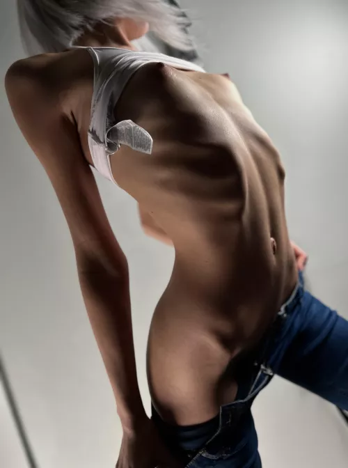 Can a 19yo skinny send you nudes? even while you at work by la_skinny