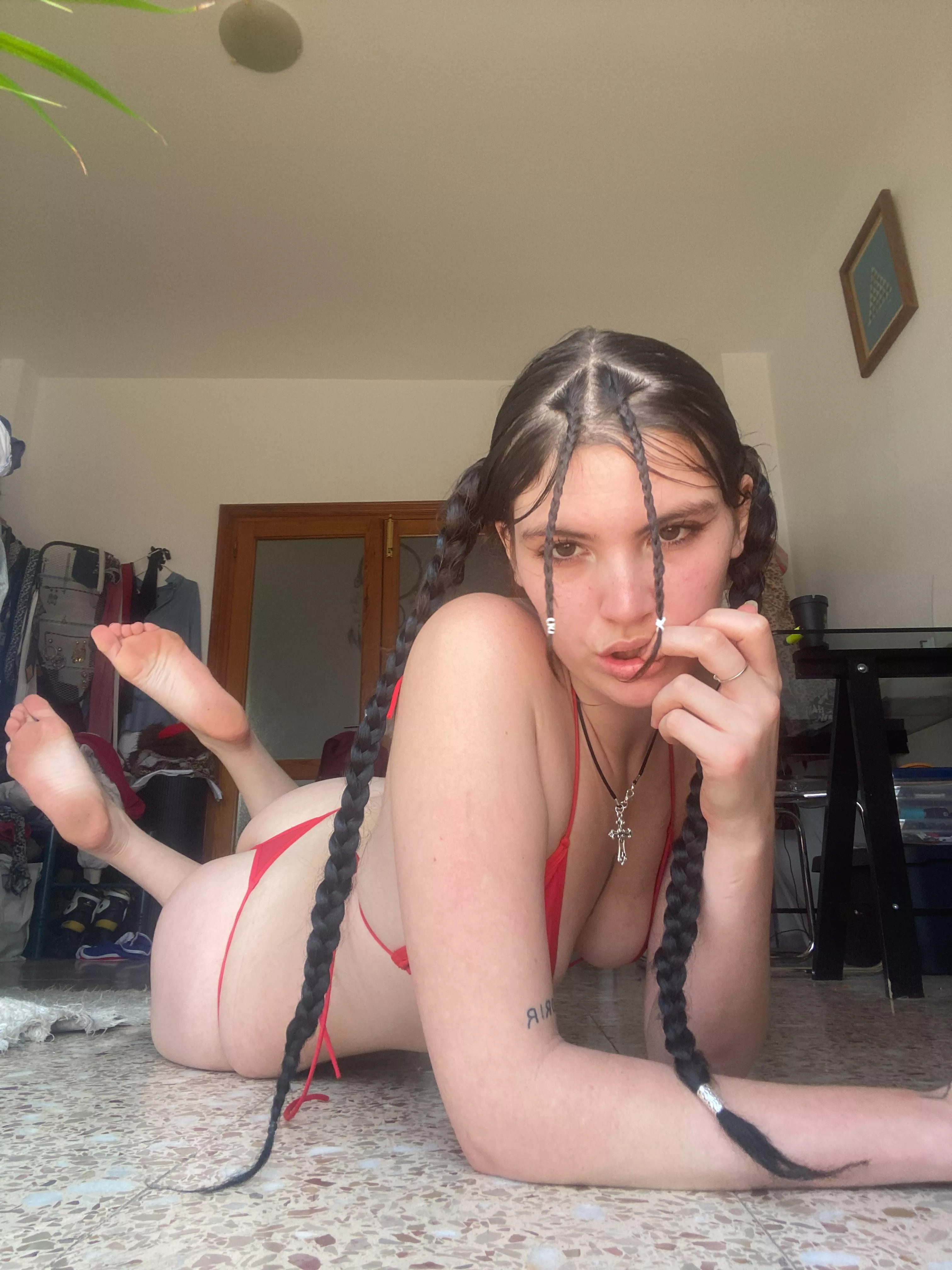 Feet, ass and tits 🥰 posted by therealkhloe