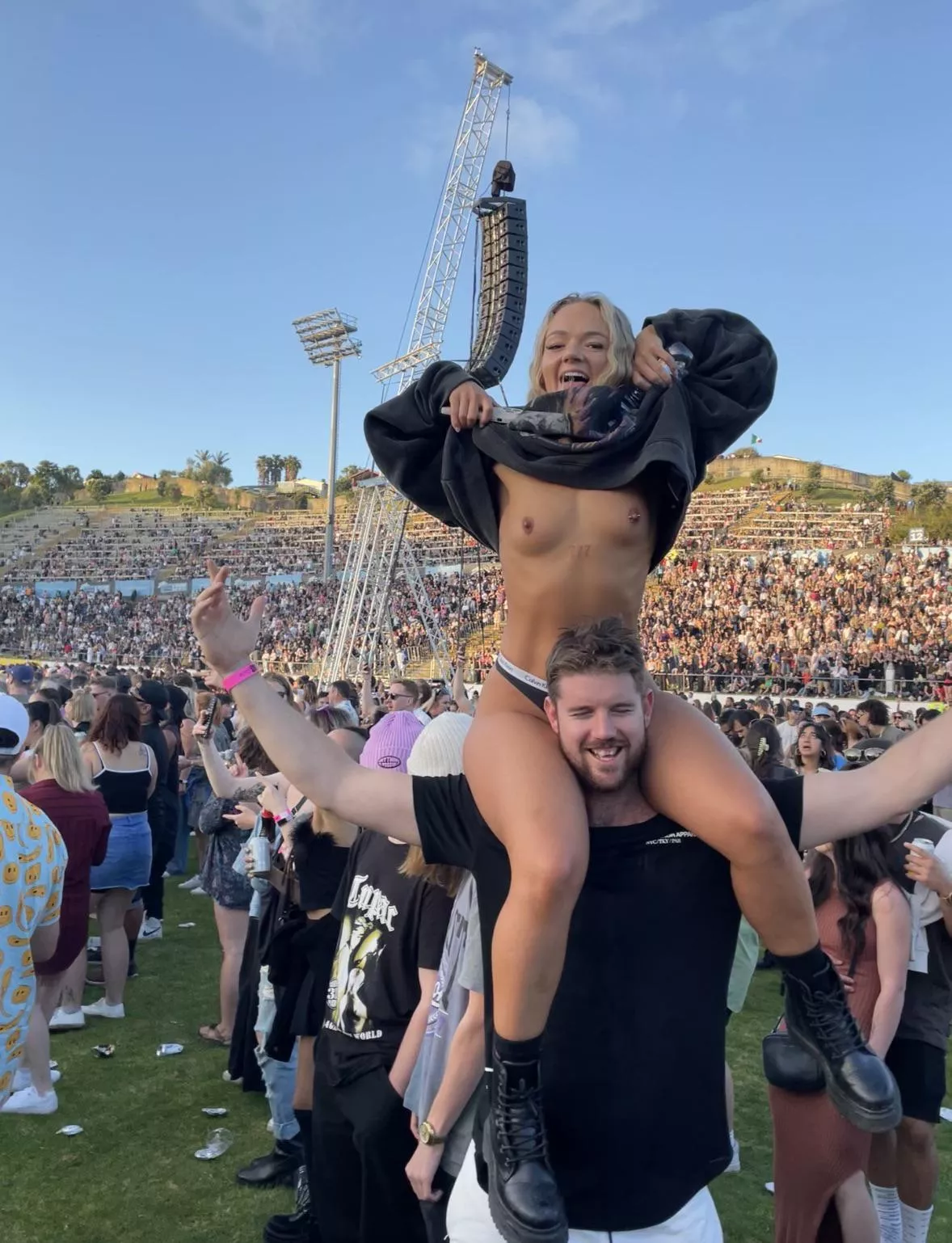 festival flashing  posted by keeksuncensoreddd