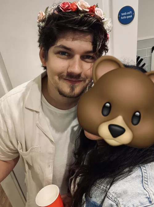 Flower boi needs his gamer guy by Tyrindrael