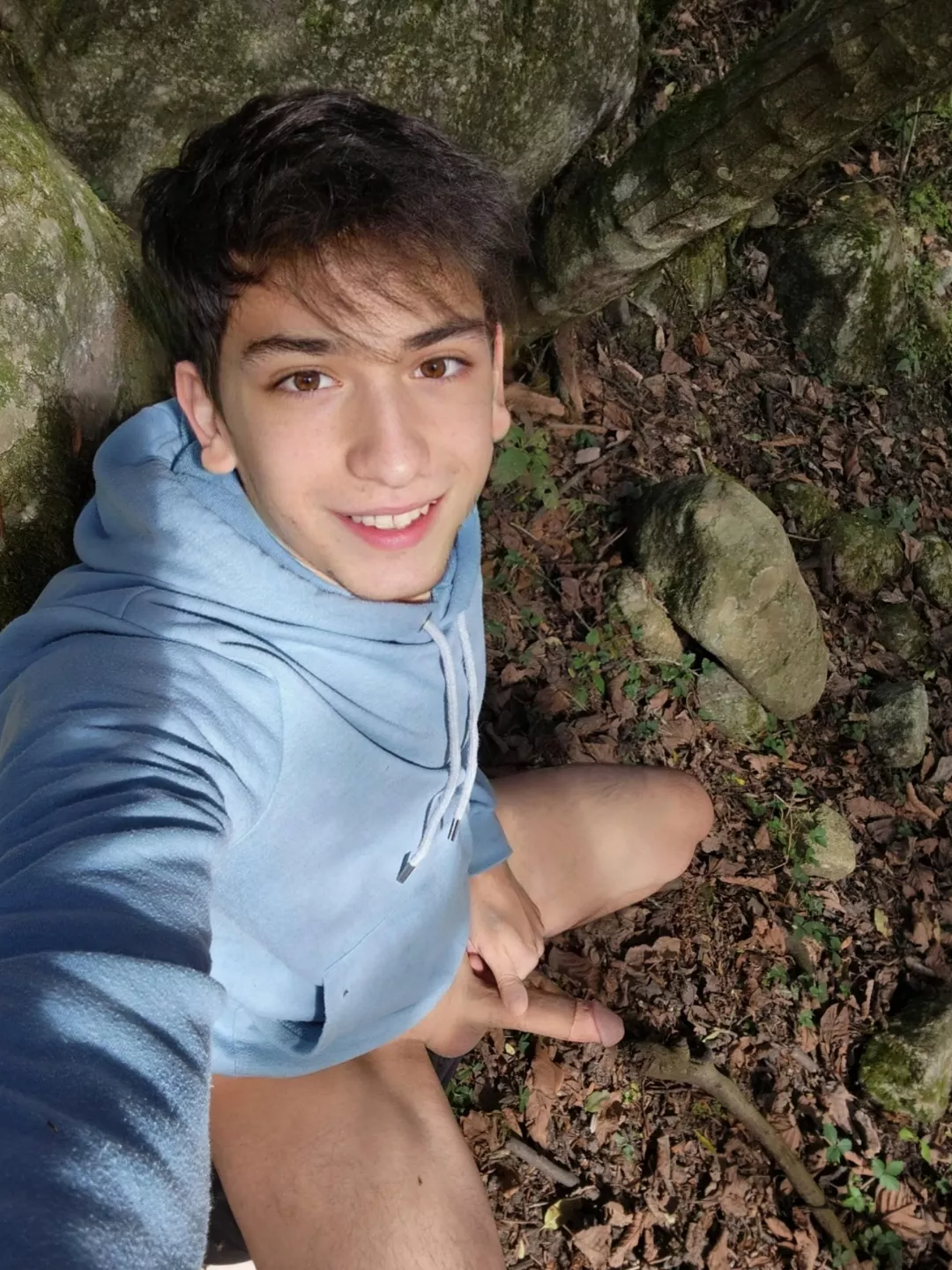 My second time jerking off outdoors in the park.... afraid that someone will discover me but it makes me harder 🥵 what do you think daddy? Did you like it? What do you do if you find me? posted by bastian033ok