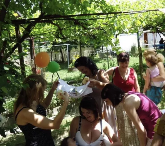 Trying to don’t stare in this situation must be really hard  by PriorCheesecake6801