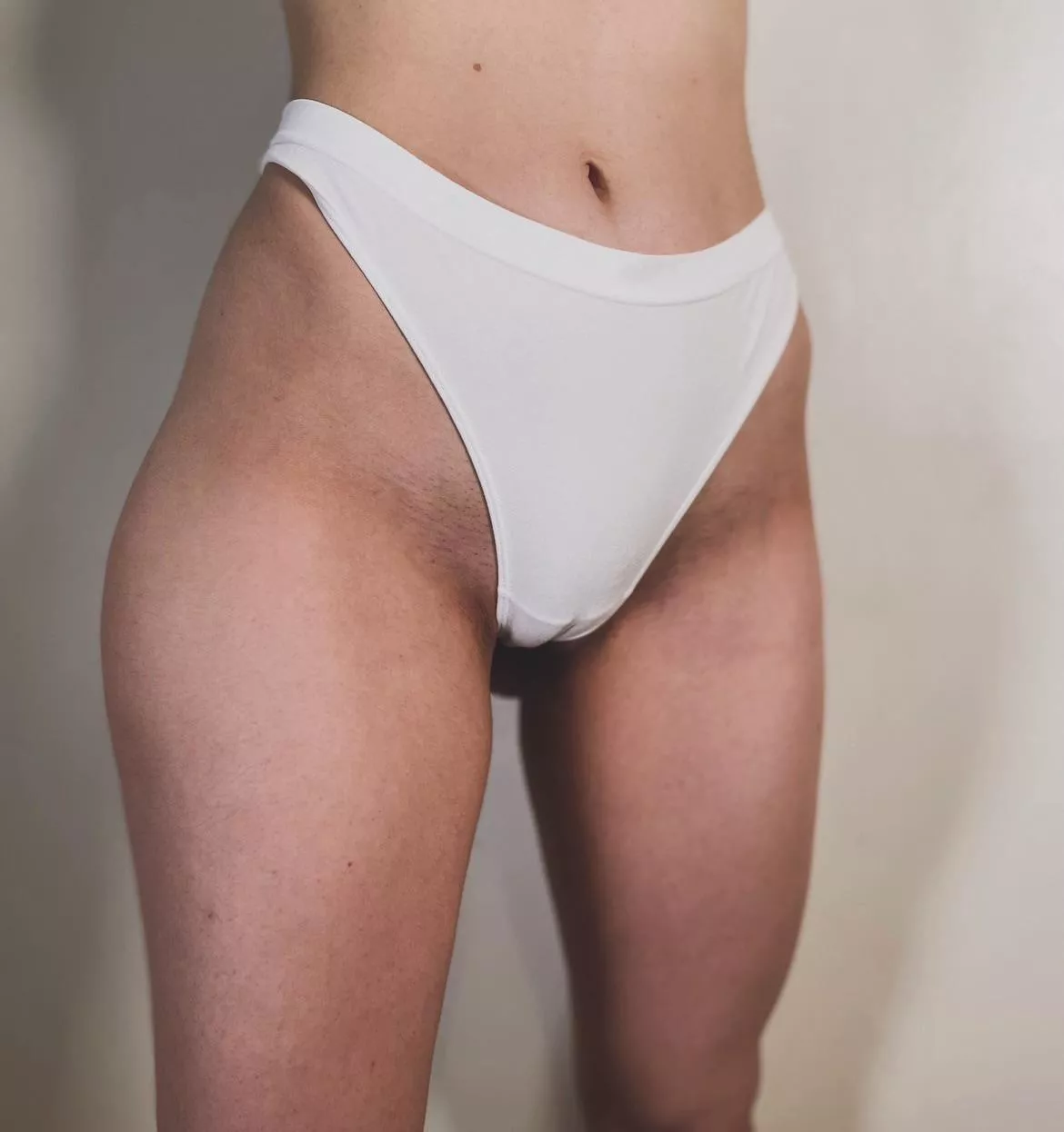 Vad tycker du om mina vita silkeslena strings? :3 posted by madeofnina