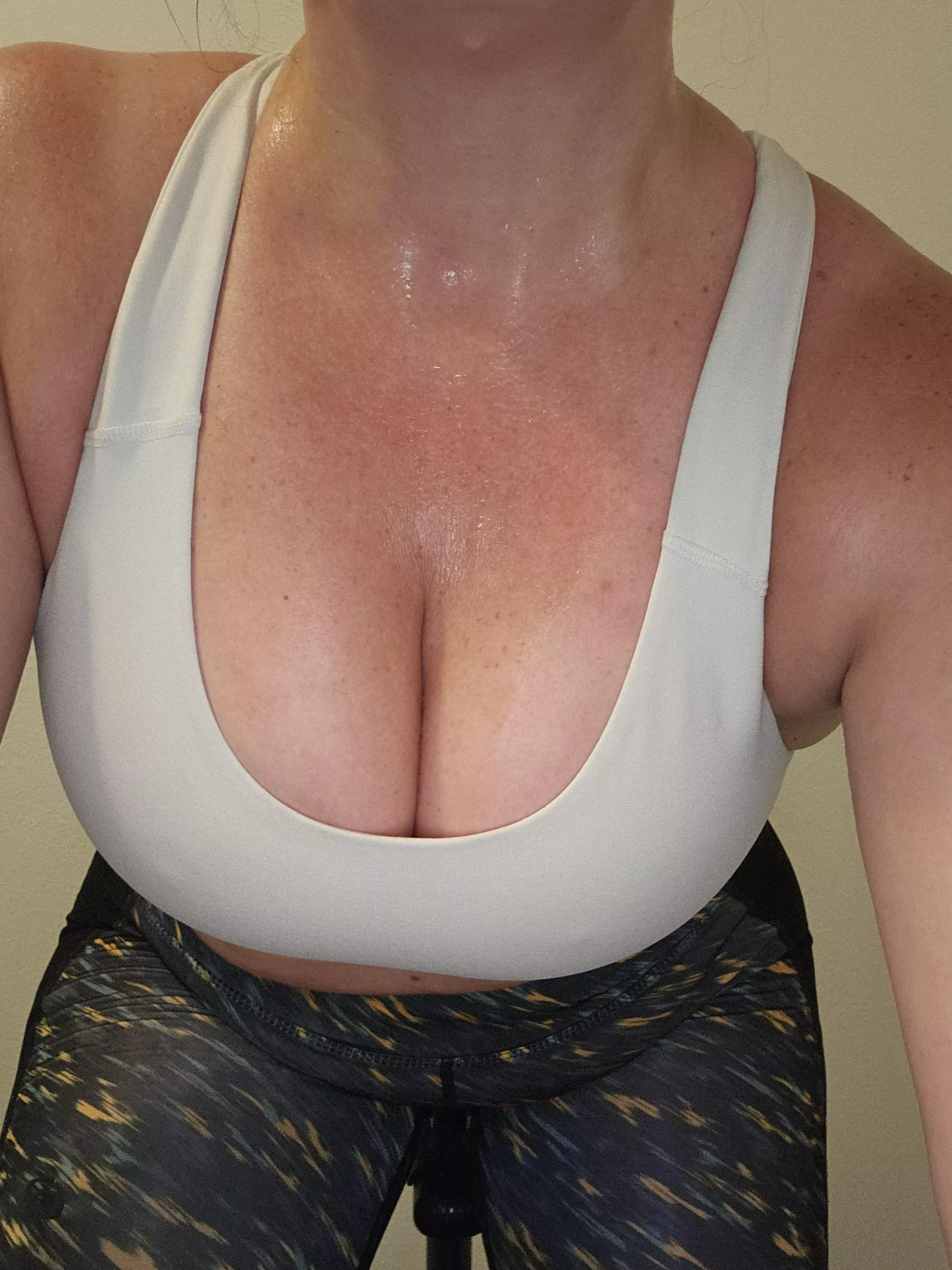A little Monday evening sweat. 🥵 (F) posted by The_Wife_Show