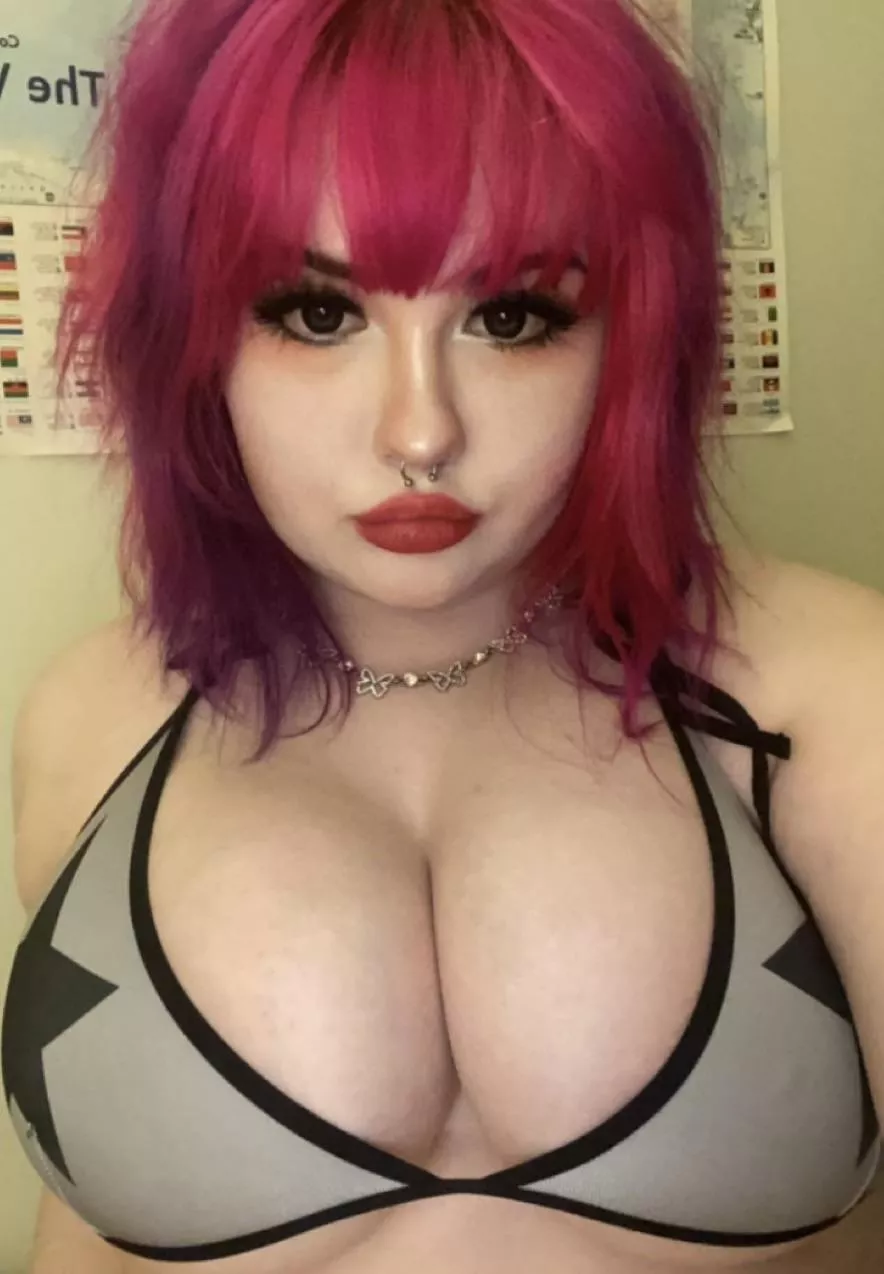 any older guys into short 19yo goth girls with daddy issues? posted by mistymaefawnn