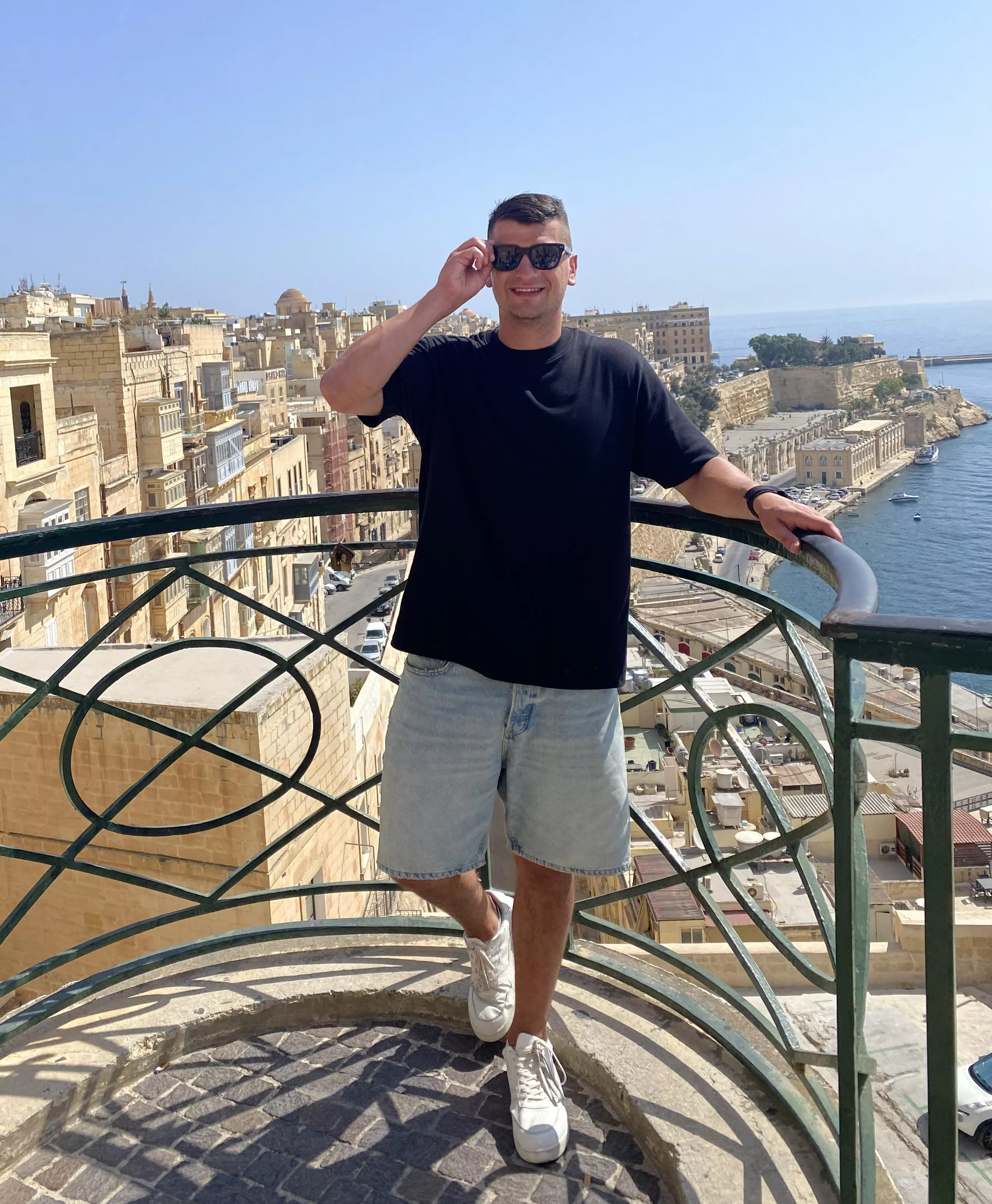 Can u guess where I took this pic? posted by realisiwak