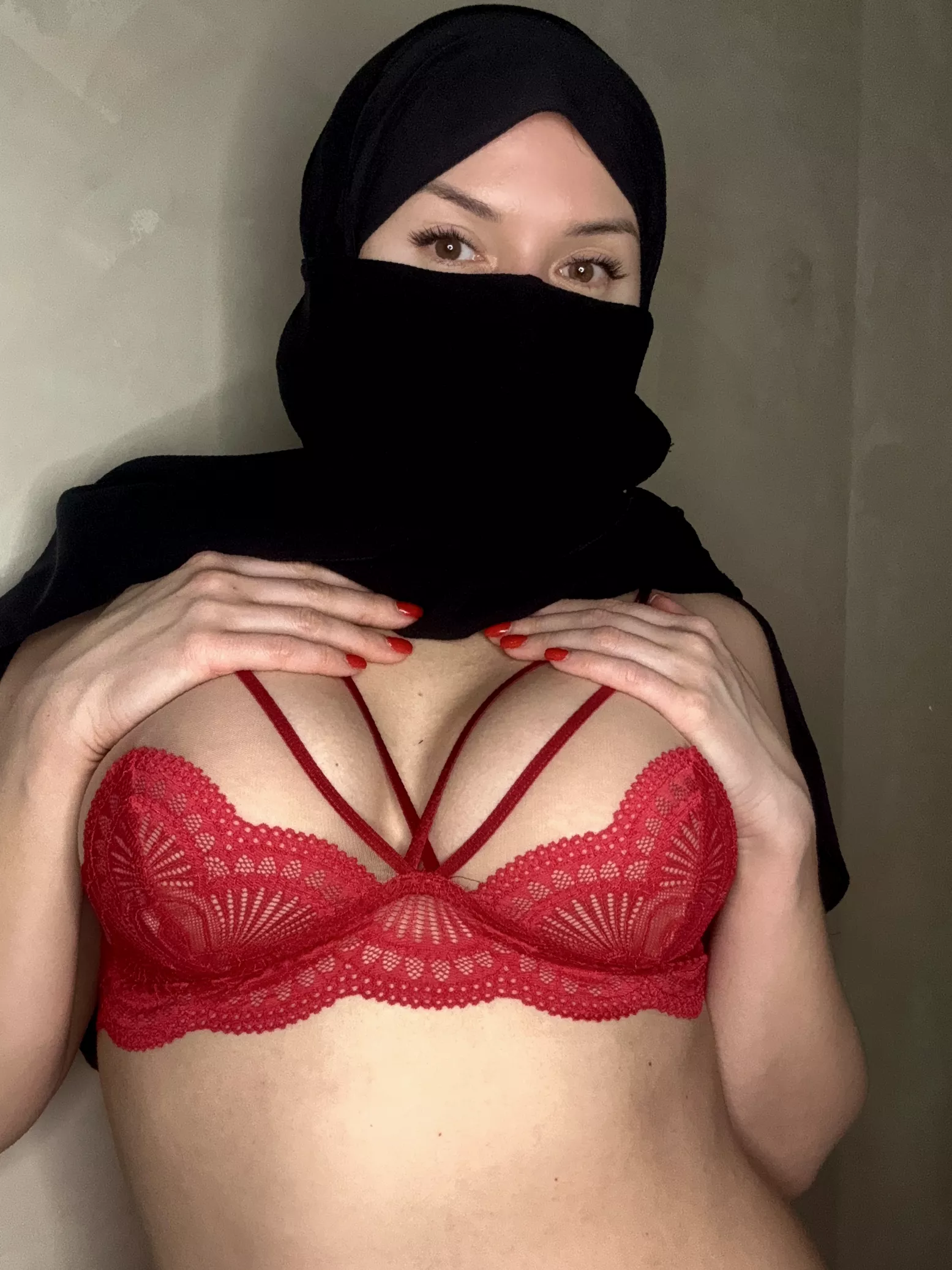 Can you pay a little attention to this mystery woman? posted by Melbanus