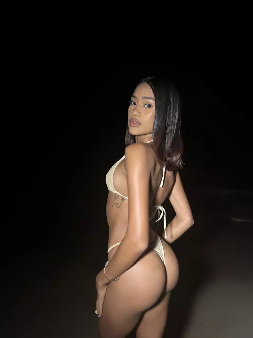 Catching the moonlight in a sultry nighttime photoshoot. by Daecorum