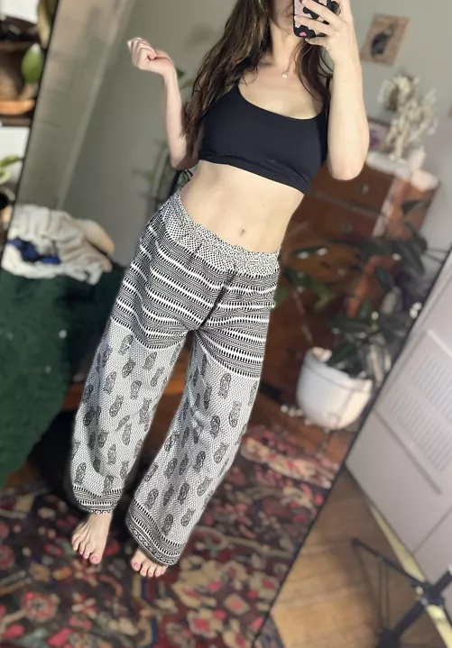 Crop top mommy checking in 💋 Do you like my tight body? 💙🦋 by kozmic_kittenxxx