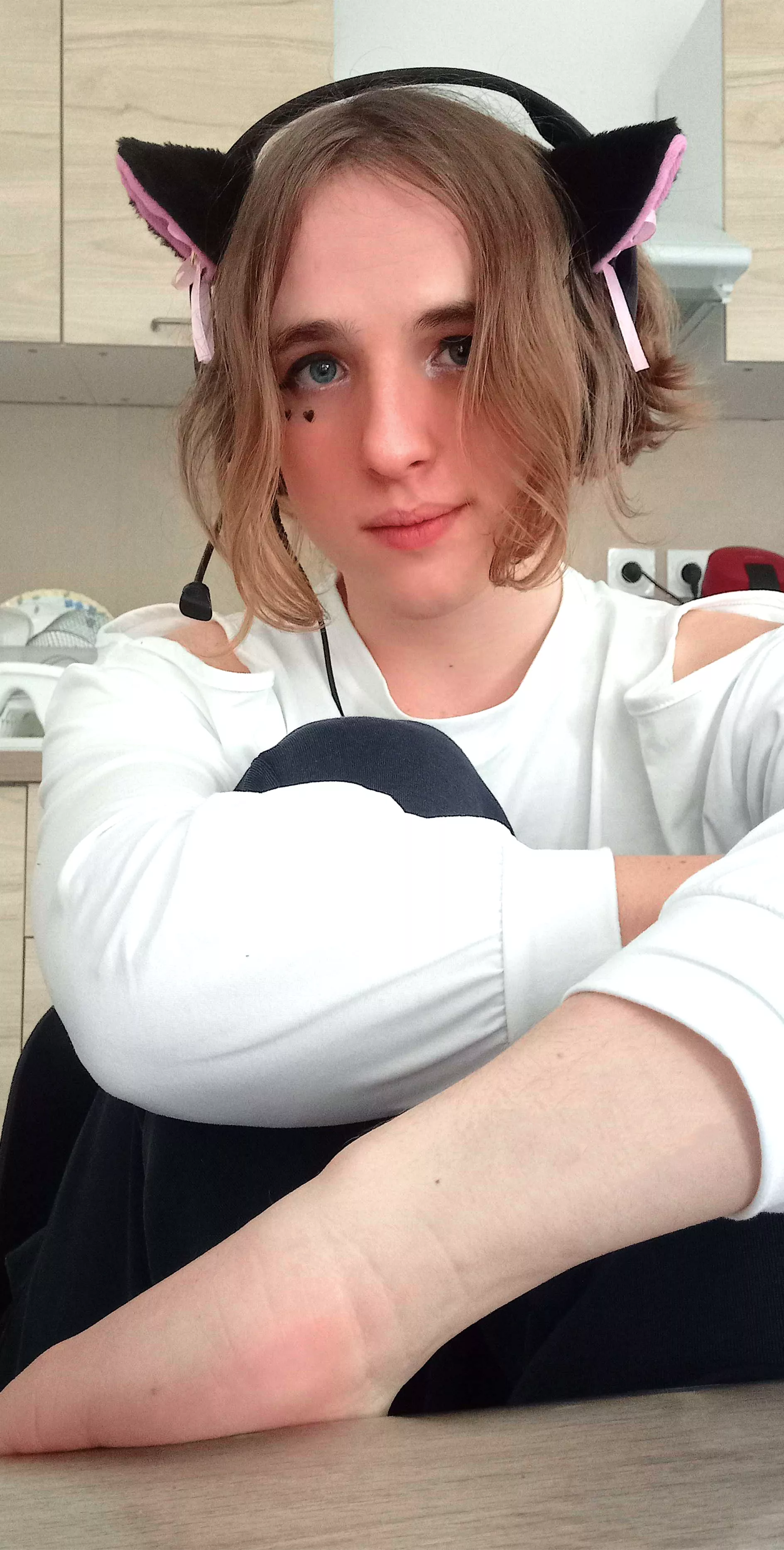 Gaming time with my friends ❤️(they don't know i look like this actually😂) posted by Humide_Chan