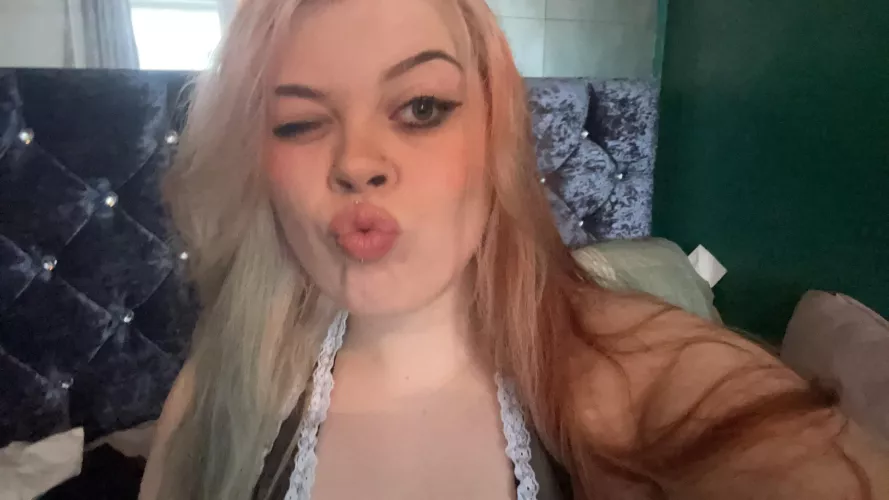 Hi friends 🥰 by Kryssstalx