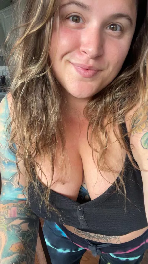 I hope a BBW stoner covered in tattoos can cure those Monday blues! posted by handful_heather420