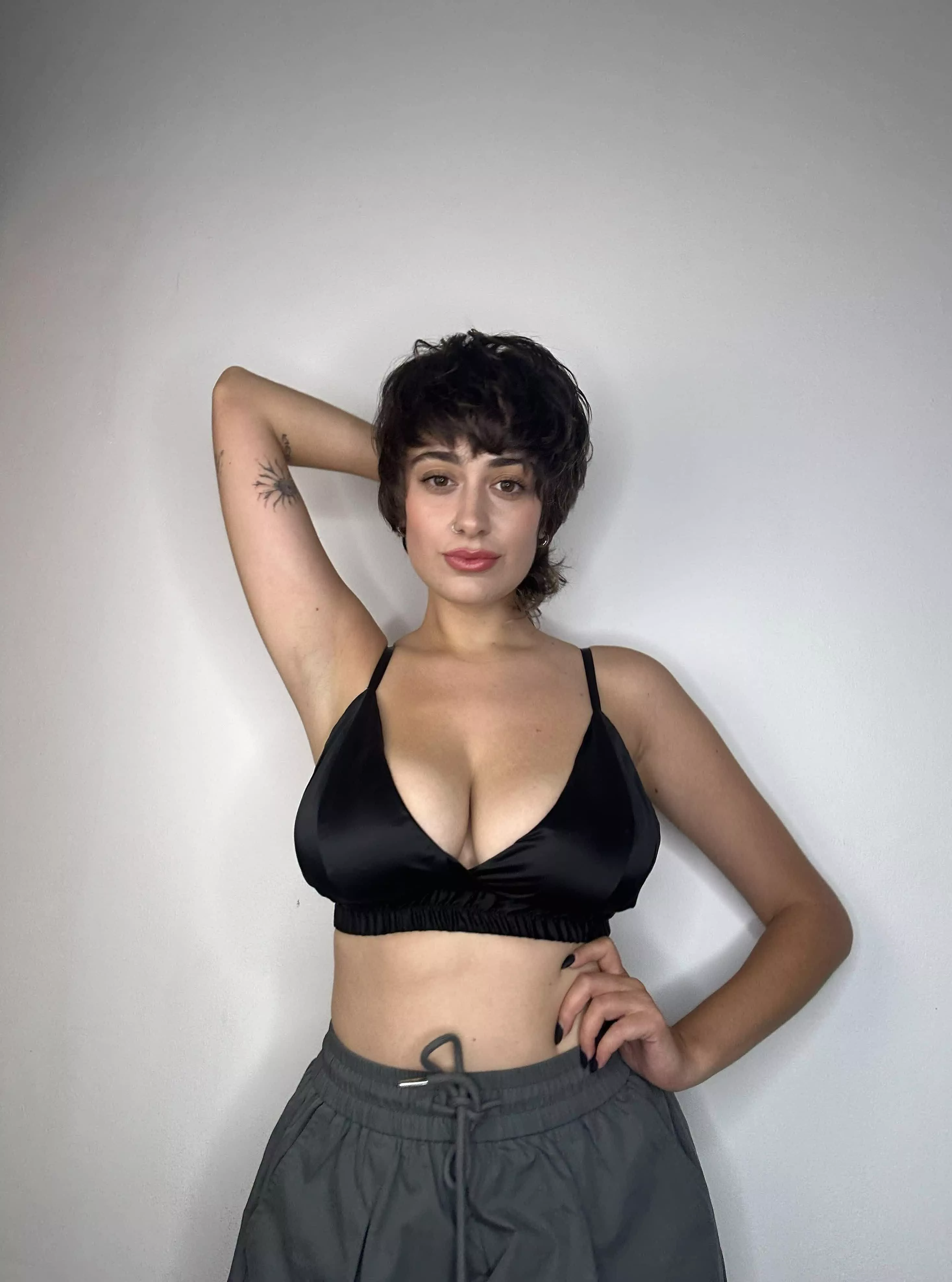 I’m curious which do guys prefer, a bit sweaty or fresh armpits? posted by AbbiButterfly