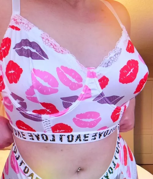 Kisses🎀💋 by ZadieXRated