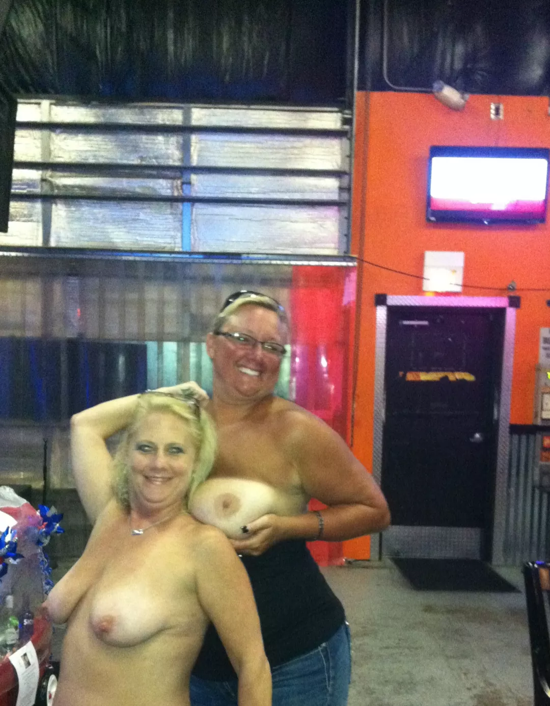 Making friends at the bar.  posted by kitty_feral