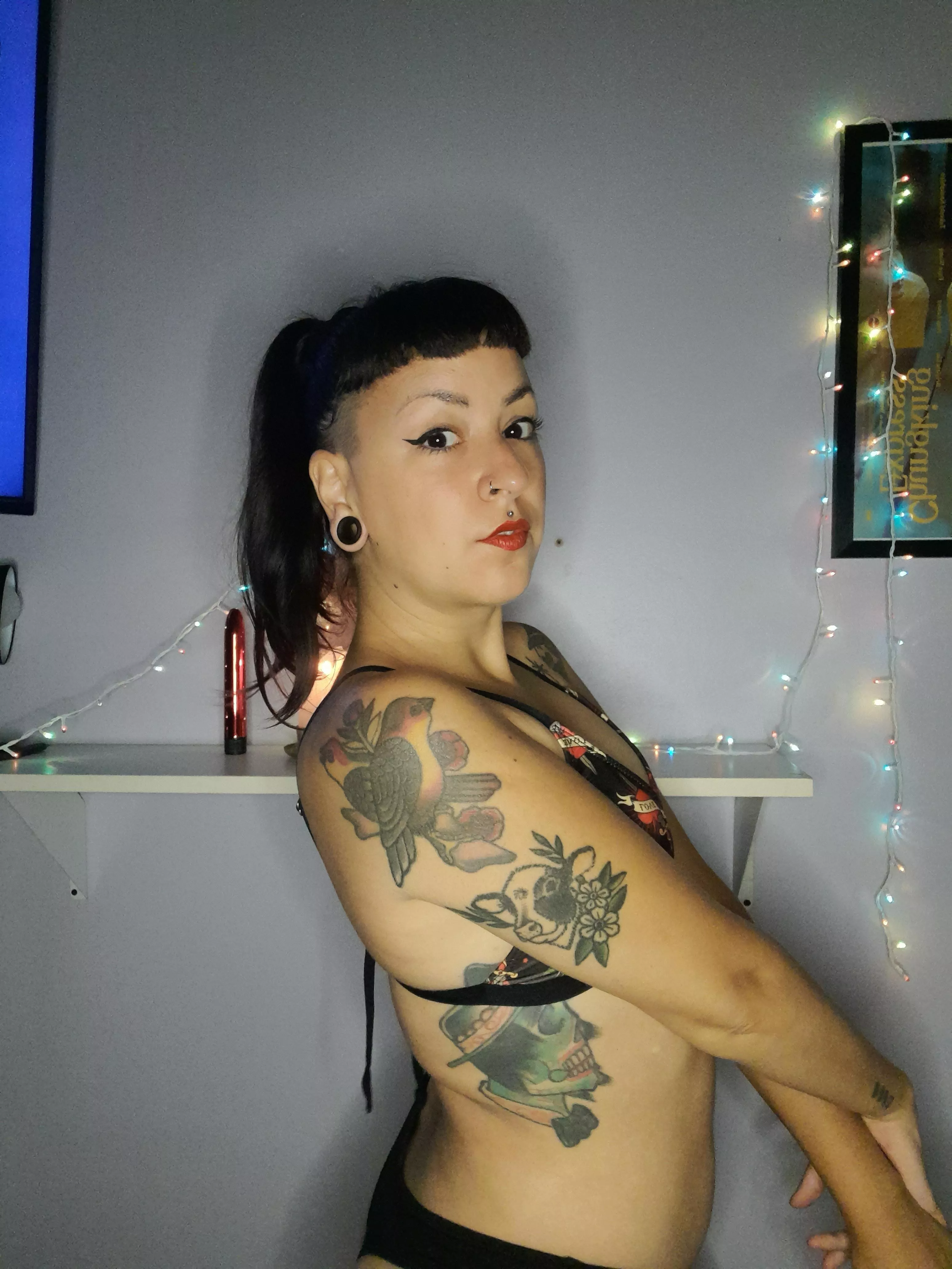 My boyfriend is sleeping and I am very horny tonight posted by itsamberlux