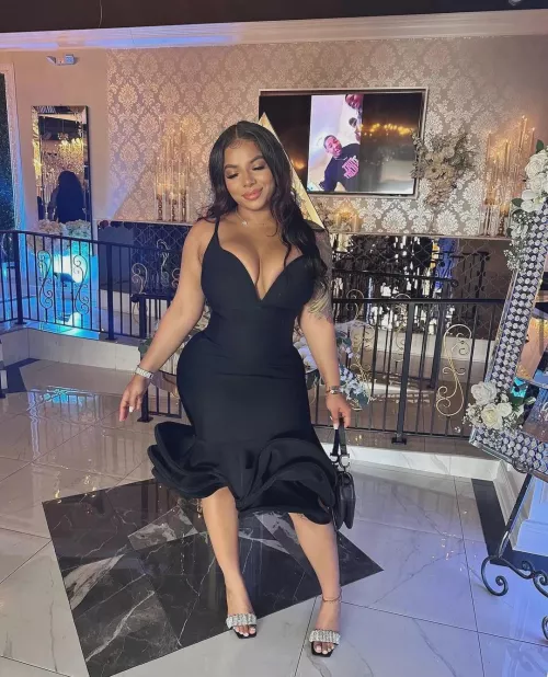 She looks really nice in black by maemymasgou