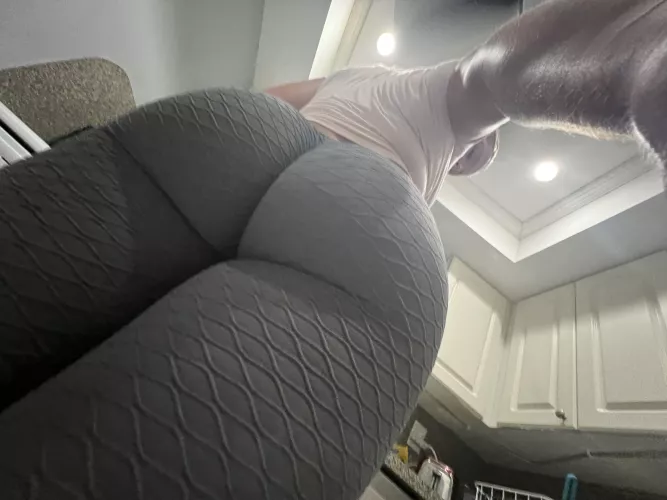 These leggings are officially too tight ..but goddamn do they look good anyway .. by bigduchvip